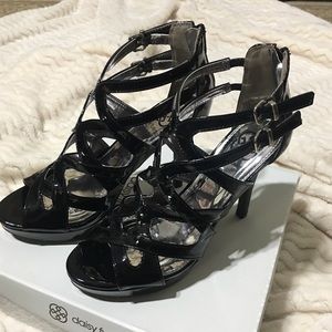 Daisy Fuentes black patent leather heels